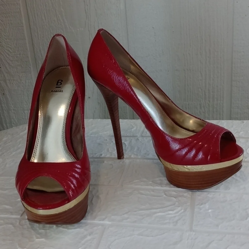 Baker's Shae platform shoes size 8 red